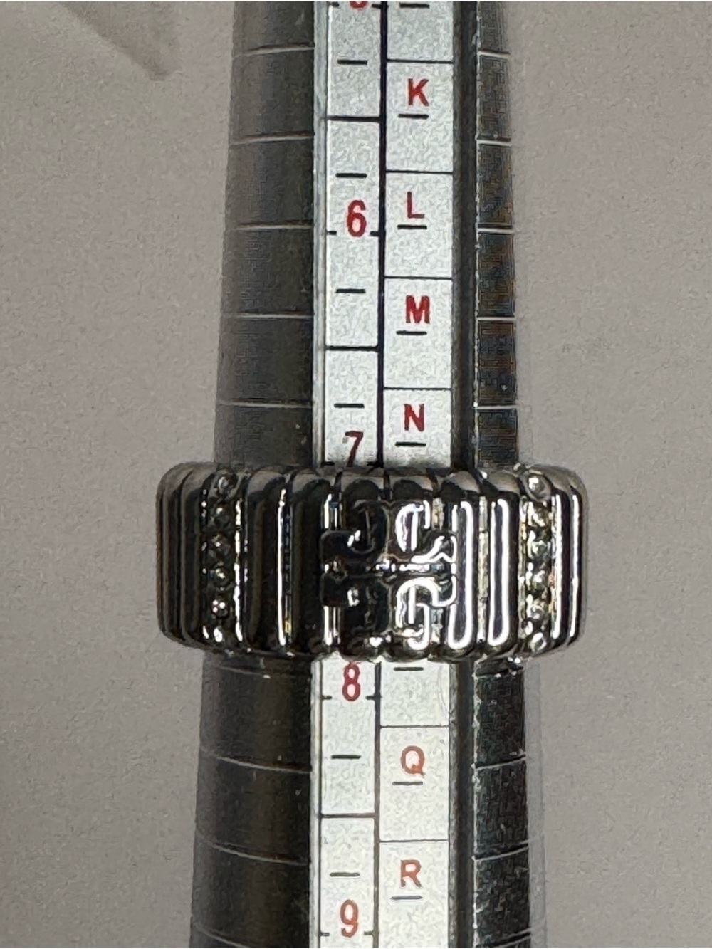 Tory Burch Britten Pave Crystal
Textured Logo Silver-Toned Band Ring Size 8 - Picture 11 of 11